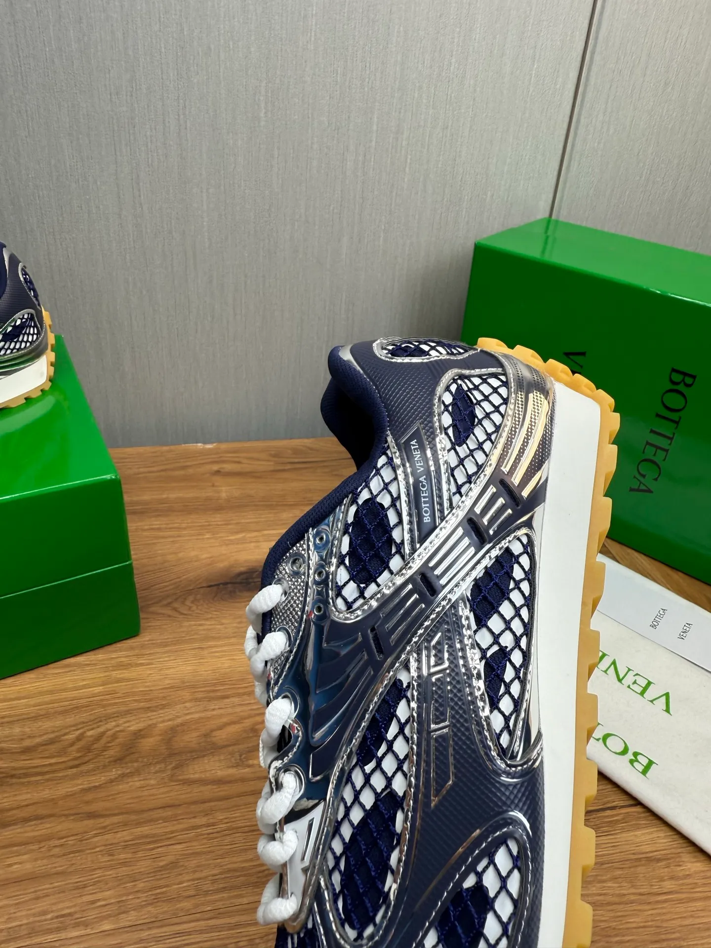 Men's men's shoes 💰620💰 BV top version 𝘽𝙊𝙏𝙏𝙀𝙂𝘼 𝙑𝙀𝙉𝙀𝙏𝘼 Orbit sneakers Wang Yibo same style couple style dad shoes 🩷💚 Runner sneakers, made of lightweight technical mesh fabric. Features a geometric patterned rubber outsole. Pay attention to the package craftsmanship ❕ High version shipping ❗️ Very nice, durable to play with and durable to make ✔️ Standard version 💯💯 The outsole is made of color-blocked TPU outsole. Women’s model 35-41 (40 41 customized) Men’s model 39-46 (45.46 customized) Equipped with original packaging